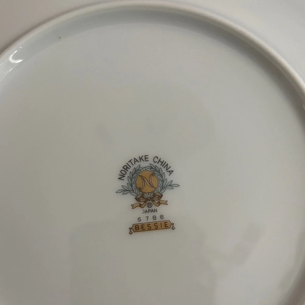 Noritake Bessie 5788  White with blue flowers salad  Plate set of 3